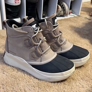 Sorel Women's Tan and Black Winter Boots